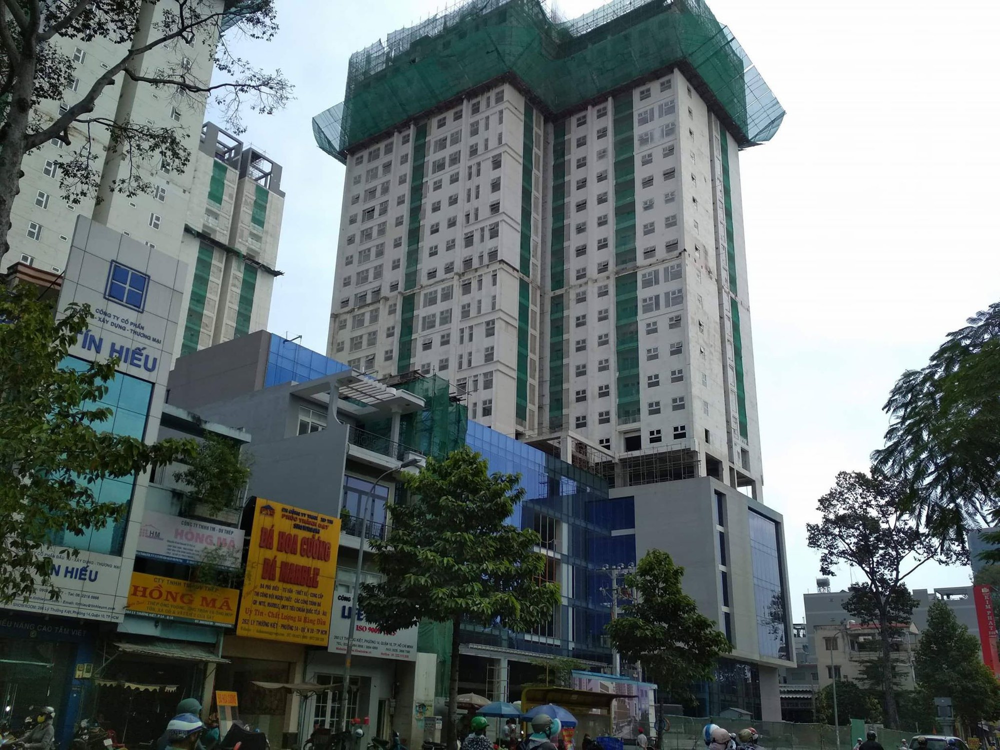 Đang đứng trên đường, thanh niên 9x bị thanh sắt từ cao ốc ở Sài Gòn rơi trúng đầu ngã gục - Ảnh 2. Thanh sắt được cho là rơi từ công trình xây dựng cao tầng của dự án tổ hợp cao ốc Xi Grand Court.