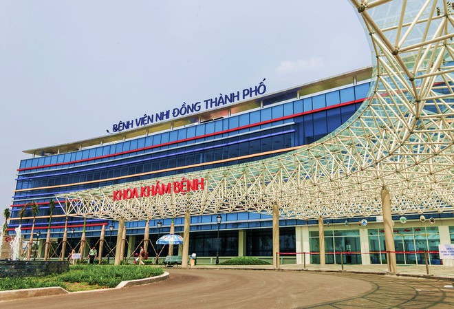 Tưởng kh&ocirc;ng thể qua khỏi, b&eacute; trai thủng ruột từ trong bụng mẹ được cứu sống kỳ diệu - Ảnh 1.