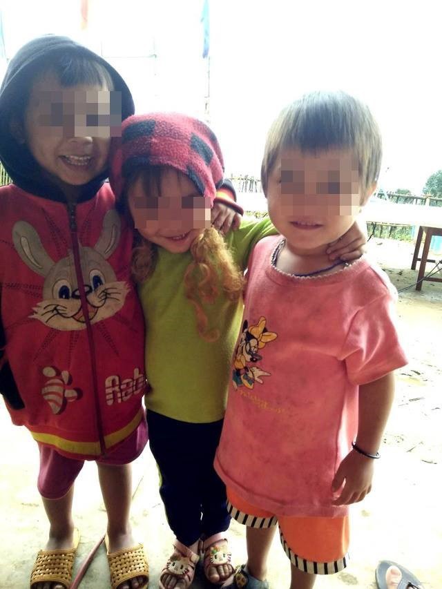 Buốt lòng nhìn cảnh trẻ em vùng cao không đủ quần áo trong cái lạnh tái tê - Ảnh 2.