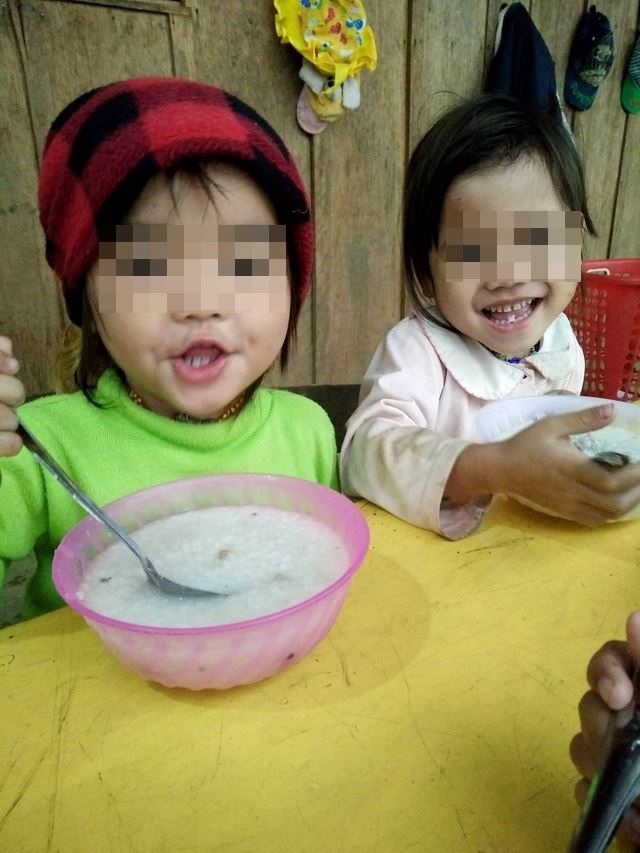 Buốt lòng nhìn cảnh trẻ em vùng cao không đủ quần áo trong cái lạnh tái tê - Ảnh 3.