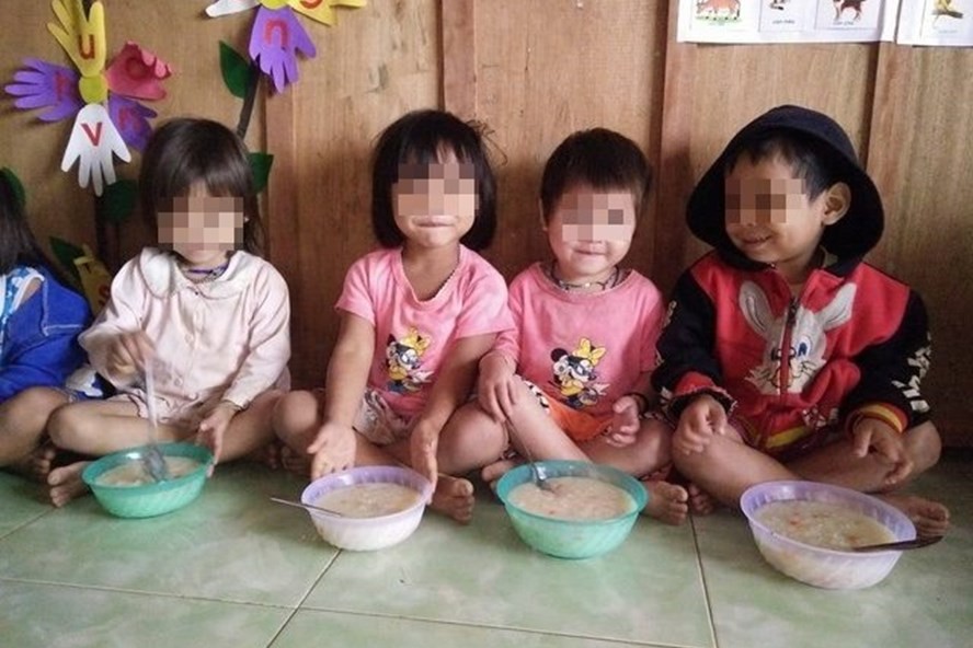 Buốt lòng nhìn cảnh trẻ em vùng cao không đủ quần áo trong cái lạnh tái tê - Ảnh 1.