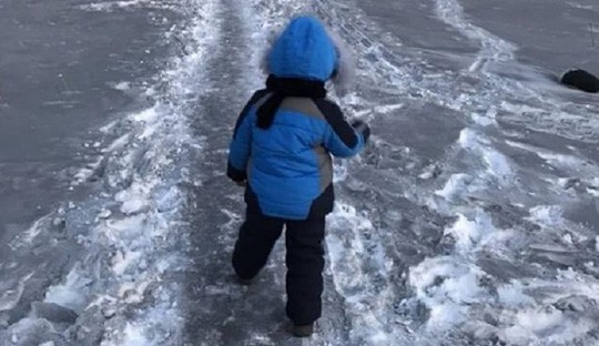 Lạ l&ugrave;ng tuyết đen ở Kazakhstan - Ảnh 1.