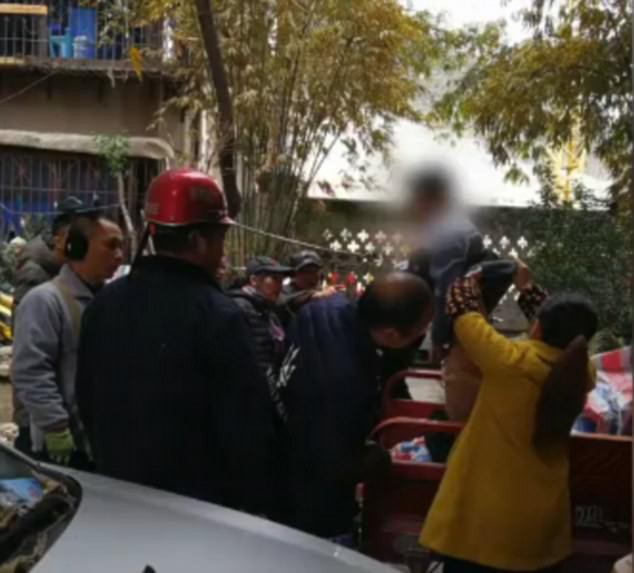 Sợ bị bố mẹ đ&aacute;nh, b&eacute; trai m&igrave;nh trần ngủ suốt đ&ecirc;m ngo&agrave;i trời lạnh -2 độ C - Ảnh 2.