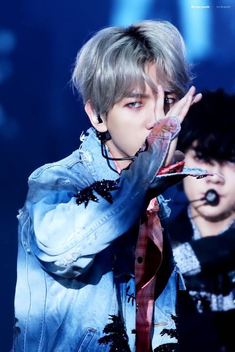 Baekhyun g&acirc;y sốt với nhan sắc ti&ecirc;n tử khi biểu diễn tại Grammy H&agrave;n Quốc - Ảnh 1.