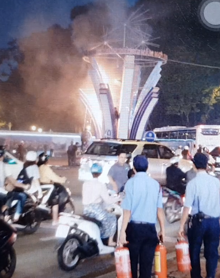 Ch&aacute;y đ&egrave;n trang tr&iacute; Tết gần Nh&agrave; thờ Đức B&agrave;, người đi đường hốt hoảng bỏ chạy - Ảnh 2.
