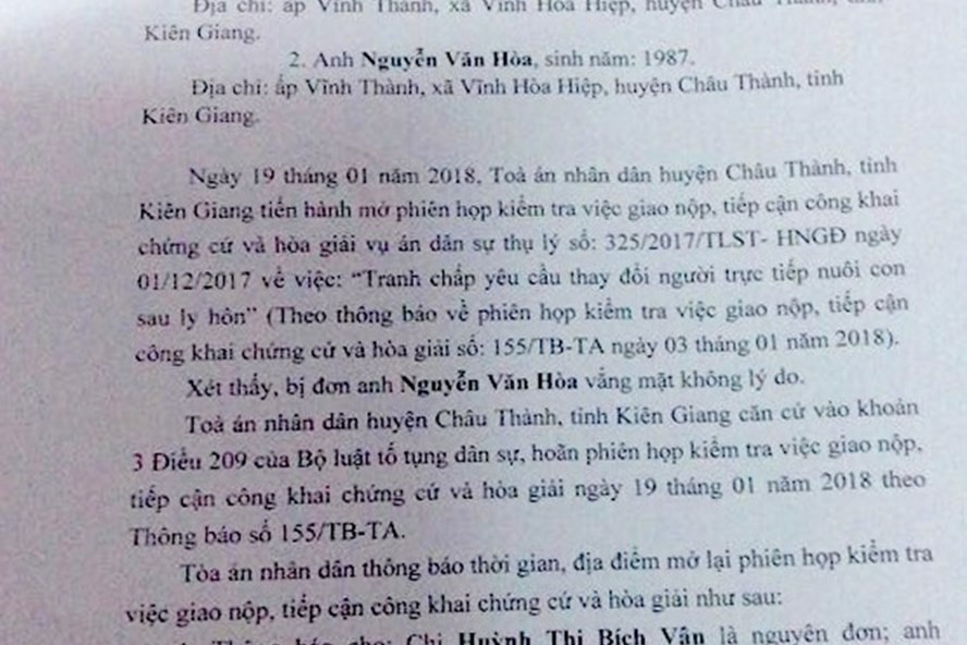 Vụ bé 7 tuổi bị dí sắt nung vào mặt ở Kiên Giang: Tòa triệu tập nhưng người cha vắng mặt - Ảnh 1.