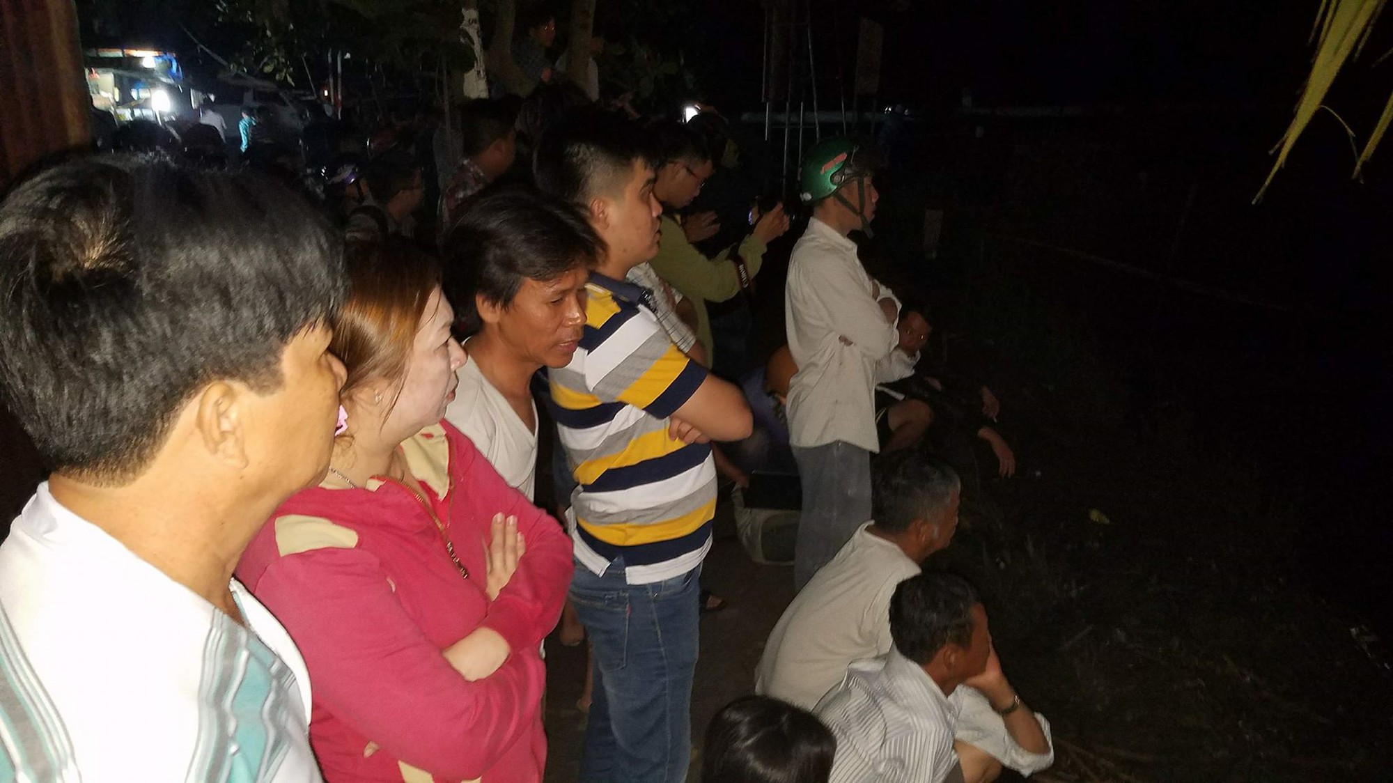 Nhân chứng vụ sập cầu ở Sài Gòn: Tài xế chỉ kịp kêu lên Cứu, cứu rồi chiếc xe tải chìm dần - Ảnh 10. Người dân tập trung theo dõi vụ việc