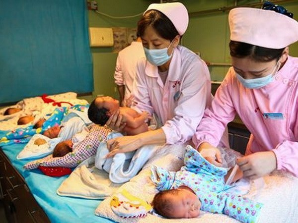 Tỷ lệ sinh tại Trung Quốc giảm dù nới lỏng chính sách một con - Ảnh 1.