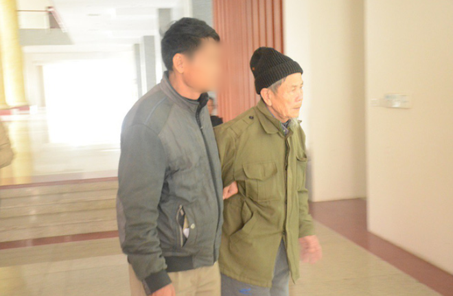 Liên tục kêu oan, đối tượng 79 tuổi hiếp dâm bé gái 3 tuổi ở Hà Nội vẫn bị tăng thêm 2 năm tù giam trong phiên tòa phúc thẩm - Ảnh 2.