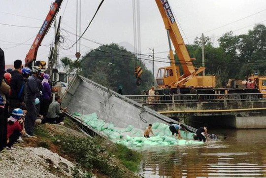 Xe tải vượt đ&egrave;n đỏ t&ocirc;ng xe chở bột đ&aacute; bay xuống k&ecirc;nh, t&agrave;i xế tử vong trong cabin - Ảnh 1.