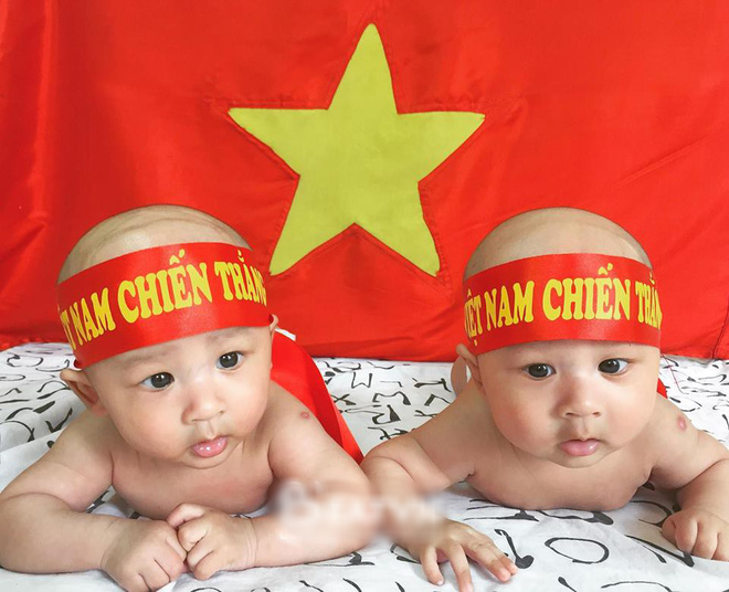 Nh&igrave;n những h&igrave;nh ảnh n&agrave;y mới thấy kh&ocirc;ng kh&iacute; sục s&ocirc;i trước trận b&aacute;n kết U23 Việt Nam - U23 Qatar đ&atilde; len lỏi đến từng ng&otilde; phố, ng&ocirc;i nh&agrave; - Ảnh 6.