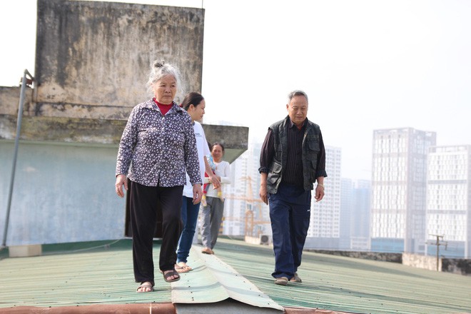 Hà Nội: Bà bầu 8 tháng vẫn trèo qua tum, rón rén đi trên mái nhà vì thang máy chung cư bị hỏng - Ảnh 2.