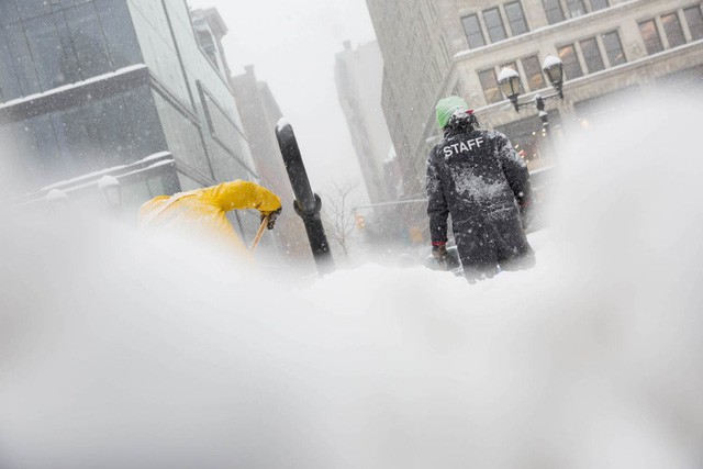 New York như “hành tinh khác” trong trận bão tuyết khiến nước Mỹ lạnh hơn sao Hỏa - Ảnh 12.