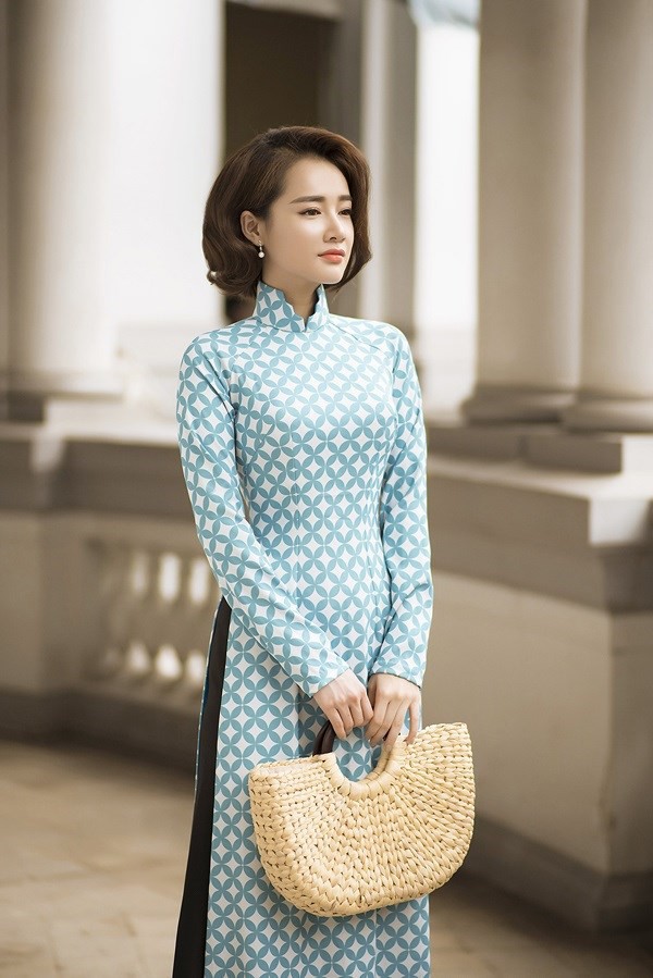 Gần Tết cũng là lúc loạt sao Việt khoe ảnh mặc áo dài xinh lung linh - Ảnh 13. Gần Tết cũng là lúc loạt sao Việt khoe ảnh mặc áo dài xinh lung linh - Ảnh 13.