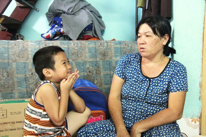 Hai con đi lạc, mẹ để lu&ocirc;n ở trung t&acirc;m bảo trợ, mỗi th&aacute;ng chỉ d&aacute;m xin v&agrave;o nh&igrave;n l&eacute;n từ xa v&igrave; l&iacute; do ứa nước mắt - Ảnh 13.