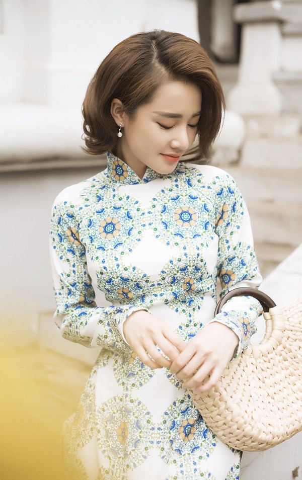 Gần Tết cũng là lúc loạt sao Việt khoe ảnh mặc áo dài xinh lung linh - Ảnh 14. Gần Tết cũng là lúc loạt sao Việt khoe ảnh mặc áo dài xinh lung linh - Ảnh 14.