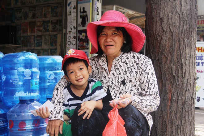 Hai con đi lạc, mẹ để luôn ở trung tâm bảo trợ, mỗi tháng chỉ dám xin vào nhìn lén từ xa vì lí do ứa nước mắt - Ảnh 15.