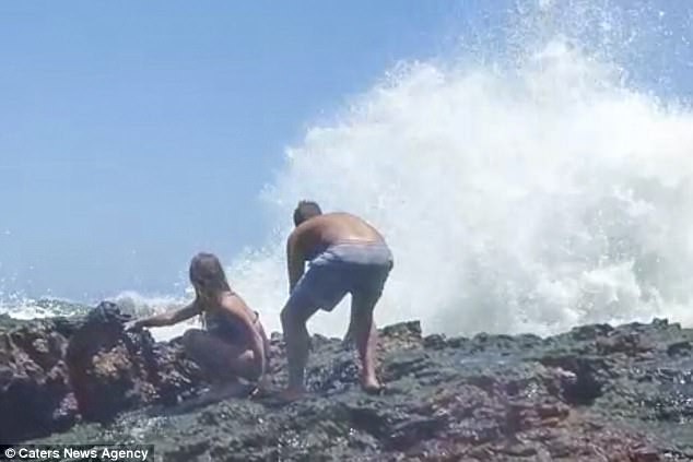 Ham hố chụp ảnh deep bên bờ biển, cặp đôi bị sóng đánh gãy chân, phải nhập viện khẩn cấp - Ảnh 3.