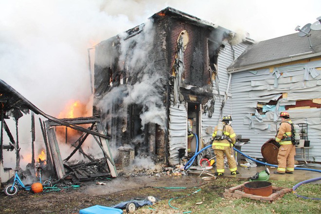 Nhìn căn nhà chìm trong biển lửa, mẹ hoảng hốt không biết phải làm gì thì người hùng đã xuất hiện - Ảnh 3.
