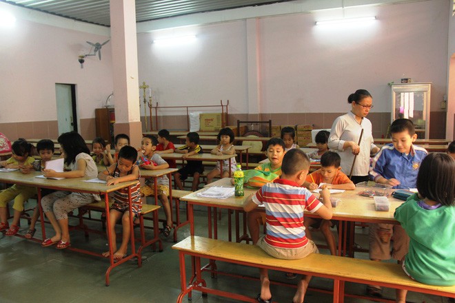 Hai con đi lạc, mẹ để lu&ocirc;n ở trung t&acirc;m bảo trợ, mỗi th&aacute;ng chỉ d&aacute;m xin v&agrave;o nh&igrave;n l&eacute;n từ xa v&igrave; l&iacute; do ứa nước mắt - Ảnh 3.