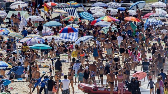 Sydney như l&ograve; lửa, d&acirc;n &ugrave;n &ugrave;n k&eacute;o ra biển - Ảnh 3.