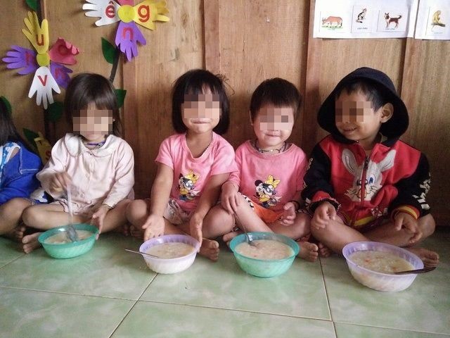 Buốt lòng nhìn cảnh trẻ em vùng cao không đủ quần áo trong cái lạnh tái tê - Ảnh 4.