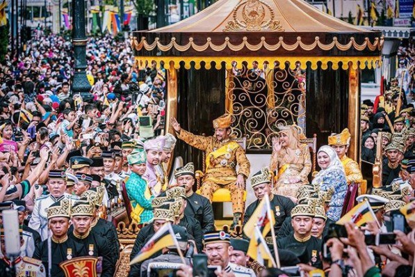 Chân dung hoàng tử nổi tiếng Brunei: Đẹp trai sáng láng, cuộc sống xa hoa ngút trời lại có tới 747 nghìn follower Instagram - Ảnh 26.