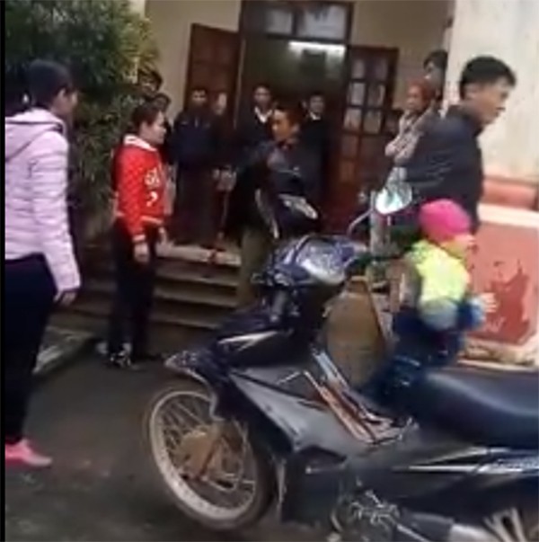 Người mẹ trong vụ b&eacute; g&aacute;i kh&oacute;c th&eacute;t khi mẹ quay về đ&oacute;n sau 6 năm: T&ocirc;i đ&ograve;i lại con v&igrave; chồng giao b&eacute; cho h&agrave;ng x&oacute;m nu&ocirc;i - Ảnh 4.