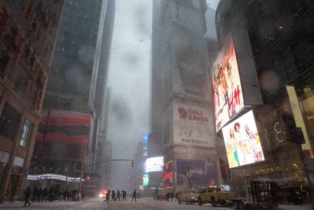 New York như “hành tinh khác” trong trận bão tuyết khiến nước Mỹ lạnh hơn sao Hỏa - Ảnh 4.