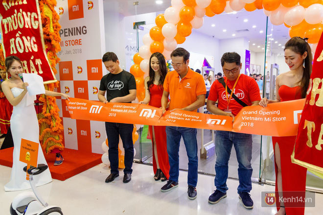 TP. HCM khai trương cửa hàng Xiaomi đầu tiên ở Việt Nam - Ảnh 4.