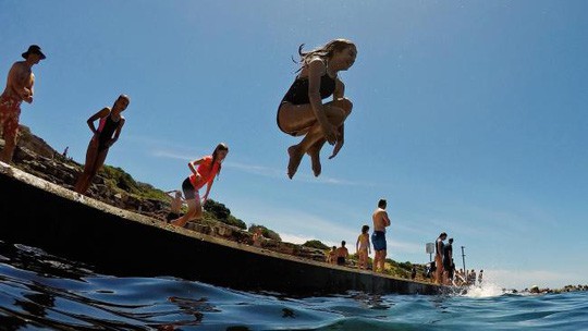 Sydney như l&ograve; lửa, d&acirc;n &ugrave;n &ugrave;n k&eacute;o ra biển - Ảnh 4.