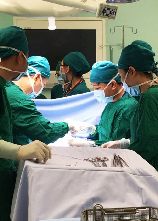 Tưởng kh&ocirc;ng thể qua khỏi, b&eacute; trai thủng ruột từ trong bụng mẹ được cứu sống kỳ diệu - Ảnh 4.