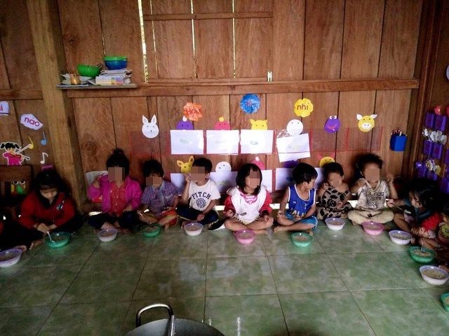 Buốt lòng nhìn cảnh trẻ em vùng cao không đủ quần áo trong cái lạnh tái tê - Ảnh 5.