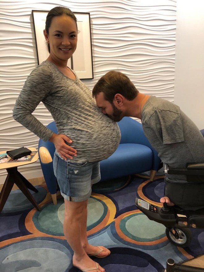 Vợ chồng Nick Vujicic nay đ&atilde; c&oacute; 4 con, hạnh ph&uacute;c khoe hai con g&aacute;i song sinh 4 tuần tuổi đ&aacute;ng y&ecirc;u hết nấc - Ảnh 4.