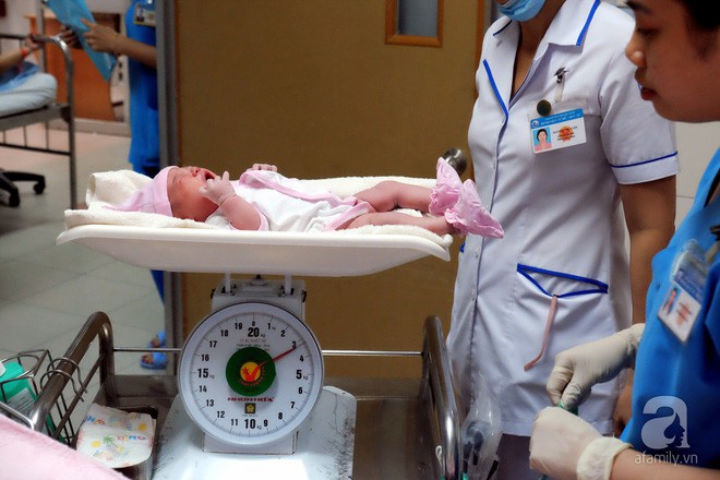 Bà mẹ 24 tuổi ở Sài Gòn sinh bé gái ngay thời khắc đầu tiên của năm 2018 - Ảnh 5.