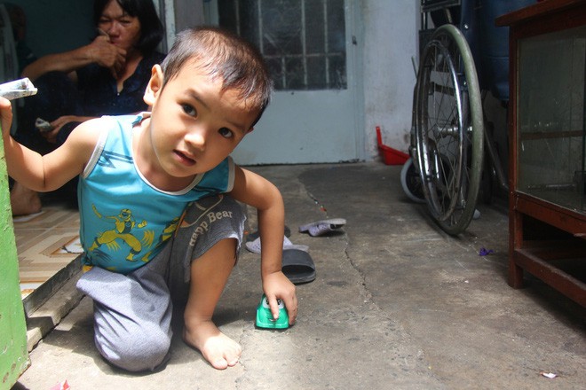 Hai con đi lạc, mẹ để lu&ocirc;n ở trung t&acirc;m bảo trợ, mỗi th&aacute;ng chỉ d&aacute;m xin v&agrave;o nh&igrave;n l&eacute;n từ xa v&igrave; l&iacute; do ứa nước mắt - Ảnh 5.