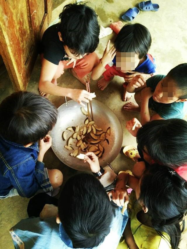 Buốt lòng nhìn cảnh trẻ em vùng cao không đủ quần áo trong cái lạnh tái tê - Ảnh 6.