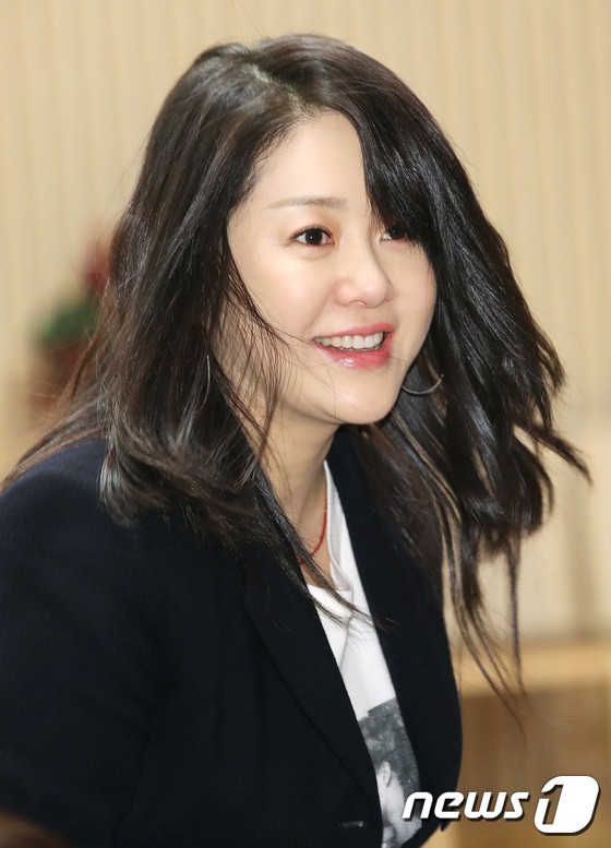 Bà hoàng giàu có bậc nhất Kbiz bị đàn em giành spotlight, tài tử Lee Jin Wook rạng rỡ trở lại sau scandal cưỡng dâm - Ảnh 7.