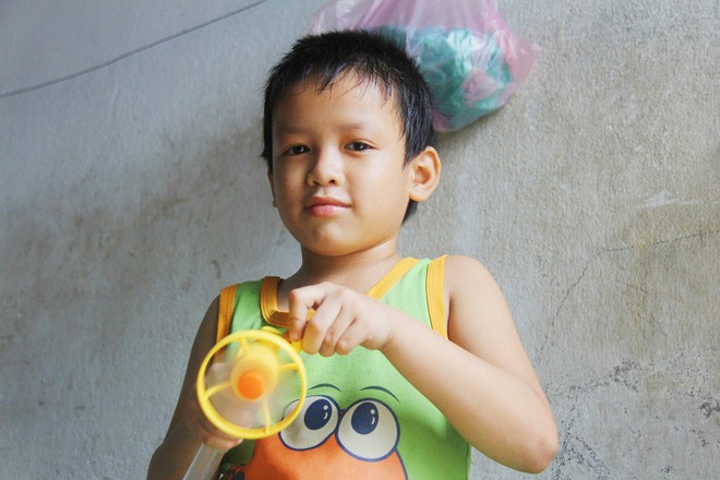 Hai con đi lạc, mẹ để lu&ocirc;n ở trung t&acirc;m bảo trợ, mỗi th&aacute;ng chỉ d&aacute;m xin v&agrave;o nh&igrave;n l&eacute;n từ xa v&igrave; l&iacute; do ứa nước mắt - Ảnh 6.
