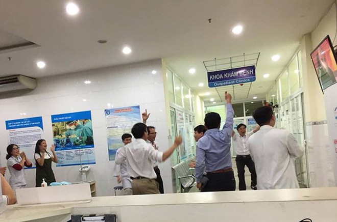 B&agrave; bầu vừa chờ đẻ, vừa quẩy hết m&igrave;nh trong trận b&aacute;n kết của U23 Việt Nam  - Ảnh 6.