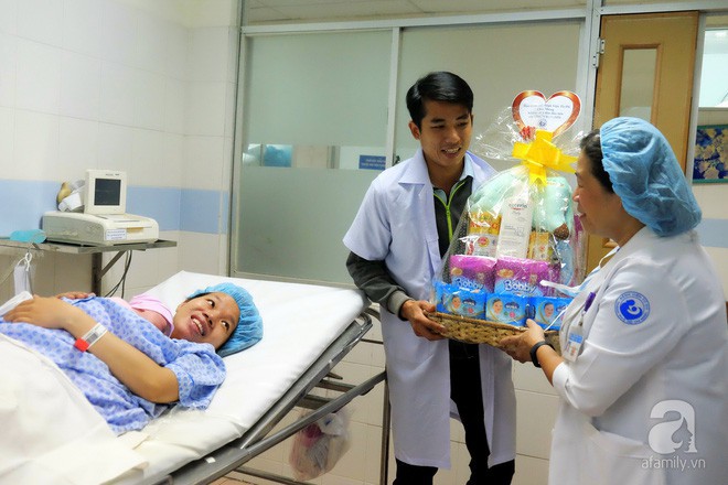 Bà mẹ 24 tuổi ở Sài Gòn sinh bé gái ngay thời khắc đầu tiên của năm 2018 - Ảnh 7.