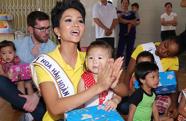 Hôm chung kết trang điểm đẹp là thế, 2 ngày sau Tân HHHV H’Hen Niê mắc ngay lỗi trang điểm mặt loang lổ phấn - Ảnh 7.