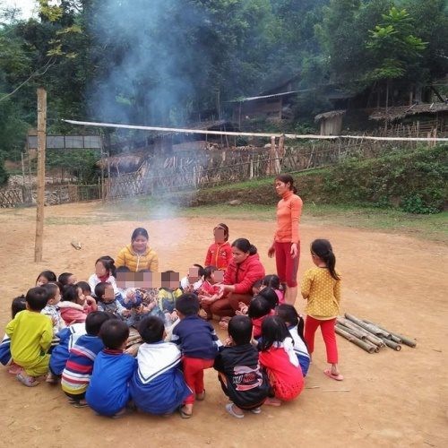 Buốt lòng nhìn cảnh trẻ em vùng cao không đủ quần áo trong cái lạnh tái tê - Ảnh 8.