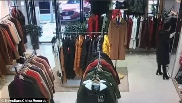 Đứng tr&ocirc;ng h&agrave;ng quần &aacute;o, c&ocirc; g&aacute;i x&eacute;m mất mạng khi bị &ocirc; t&ocirc; lao thẳng v&agrave;o cửa h&agrave;ng - Ảnh 3.
