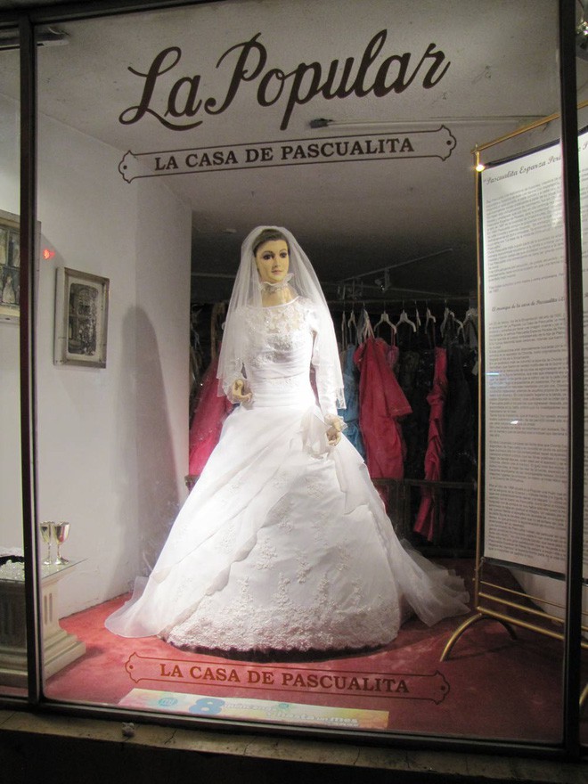Bí ẩn chuyện cửa hàng váy cưới dùng xác ướp người chết làm ma-nơ-canh, hơn 80 năm rồi vẫn chưa có câu trả lời thuyết phục - Ảnh 7.
