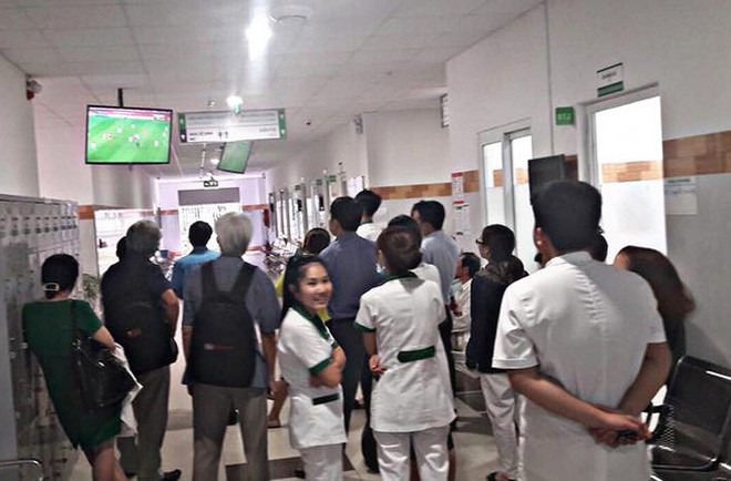 B&agrave; bầu vừa chờ đẻ, vừa quẩy hết m&igrave;nh trong trận b&aacute;n kết của U23 Việt Nam  - Ảnh 7.