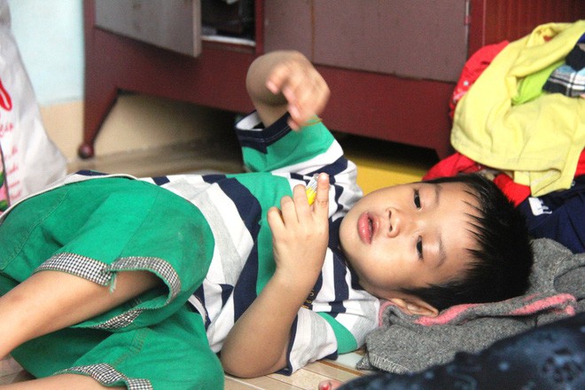 Hai con đi lạc, mẹ để lu&ocirc;n ở trung t&acirc;m bảo trợ, mỗi th&aacute;ng chỉ d&aacute;m xin v&agrave;o nh&igrave;n l&eacute;n từ xa v&igrave; l&iacute; do ứa nước mắt - Ảnh 8.