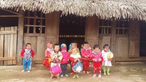 Buốt lòng nhìn cảnh trẻ em vùng cao không đủ quần áo trong cái lạnh tái tê - Ảnh 9.