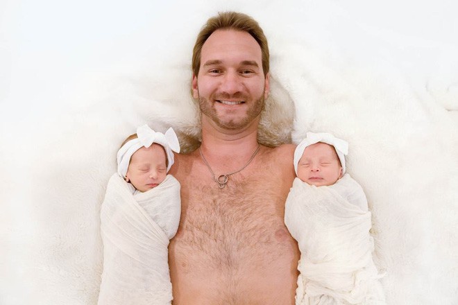 Vợ chồng Nick Vujicic nay đã có 4 con, hạnh phúc khoe hai con gái song sinh 4 tuần tuổi đáng yêu hết nấc - Ảnh 8.