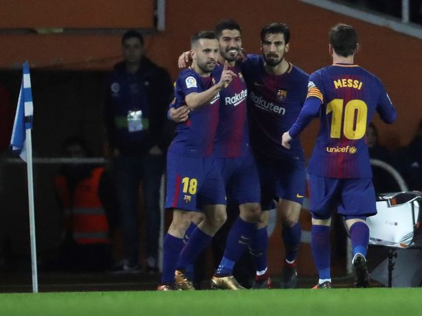 Messi lập tuyệt phẩm sút phạt, Barca nới cách biệt với Real lên... 19 điểm - Ảnh 11.